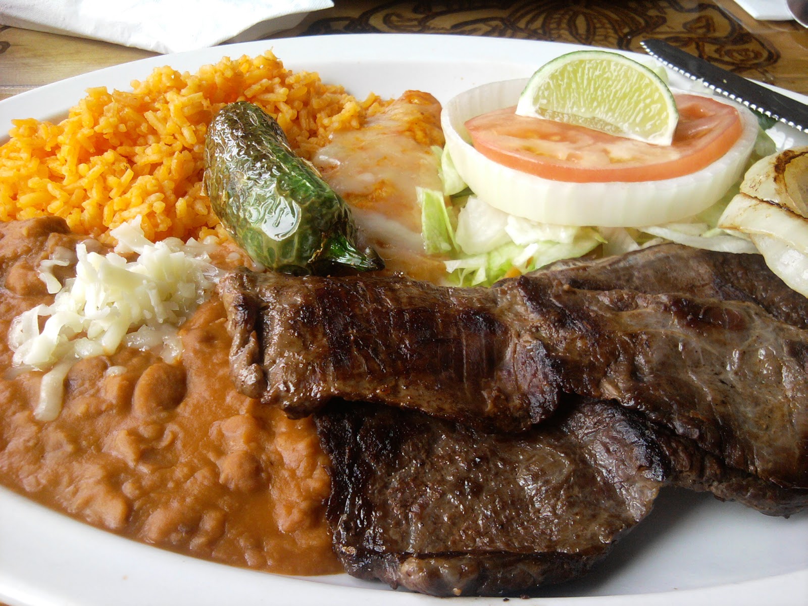 Carne asada con arroz, frijoles, ensalada y tortillas